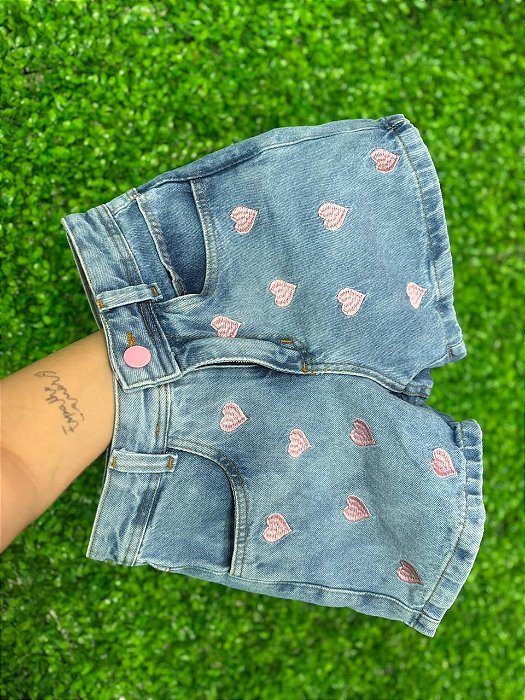 Short Jeans Feminino Azul Cintura Alta MOM Com Bordado Corações Rosas - Sem Elastano
