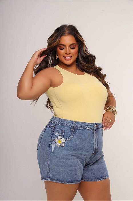 Short Jeans Feminino Plus Size MOM com Detalhe de Flor Bordada Cós Alto e Lavagem Marmorizada | Sem Elastano