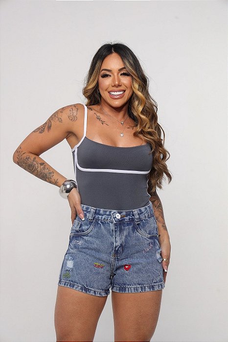 Short Jeans Cintura Alta Feminino Com Barra e Bordado Emojis Lavagem Marmorizada | Sem Elastano