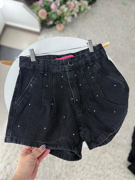 Short Jeans Feminino Plissado Cintura Alta Com Barra e Aplicações de Brilho Lavagem Estonada- Sem Elastano
