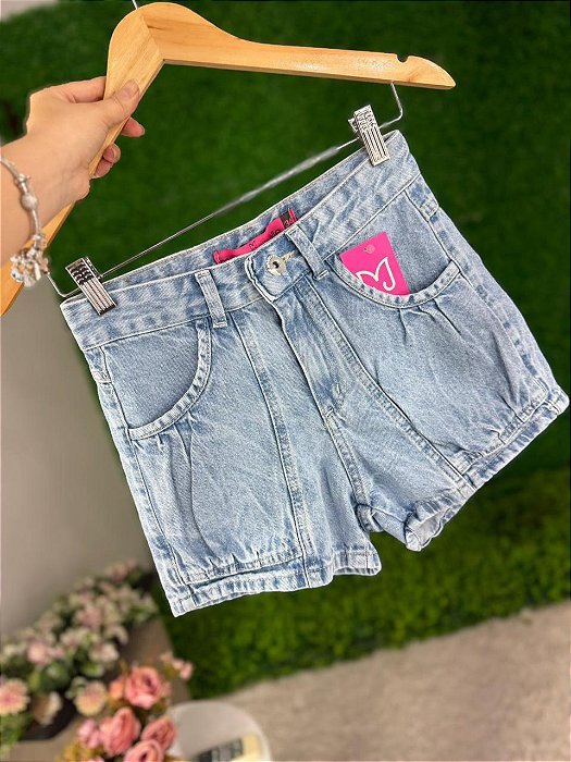 Short Jeans Feminino Cintura Alta Lavagem Marmorizada Com Modelagem Balonê e Bolsos Frontais- Sem Elastano