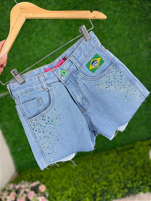 Short Jeans Feminino Cós Alto Com Barra a Laser Lavagem Clara e Aplicações Copa do Mundo Brasil- Sem Elastano