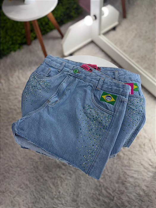 Short Jeans Feminino Plus Size Cós Alto Com Barra a Laser Lavagem Clara e Aplicações Copa do Mundo Brasil- Sem Elastano