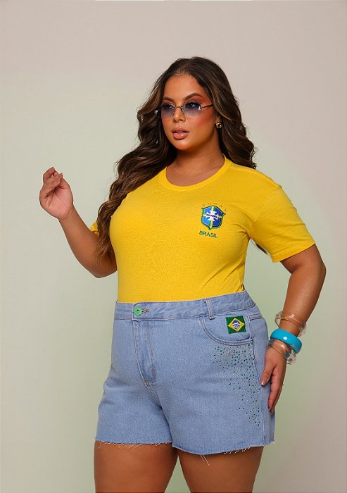 Short Jeans Feminino Plus Size Cós Alto Com Barra a Laser Lavagem Clara e Aplicações Copa do Mundo Brasil- Sem Elastano