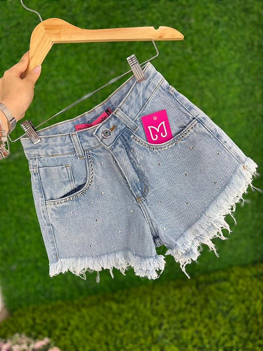 Short Jeans Feminino Cós Alto Lavagem Clara Com Barra Desfiada e Aplicações de Strass- Sem Elastano