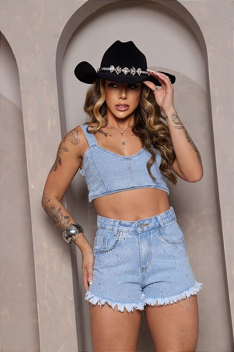 Short Jeans Feminino Cós Alto Lavagem Clara Com Barra Desfiada e Aplicações de Strass- Sem Elastano