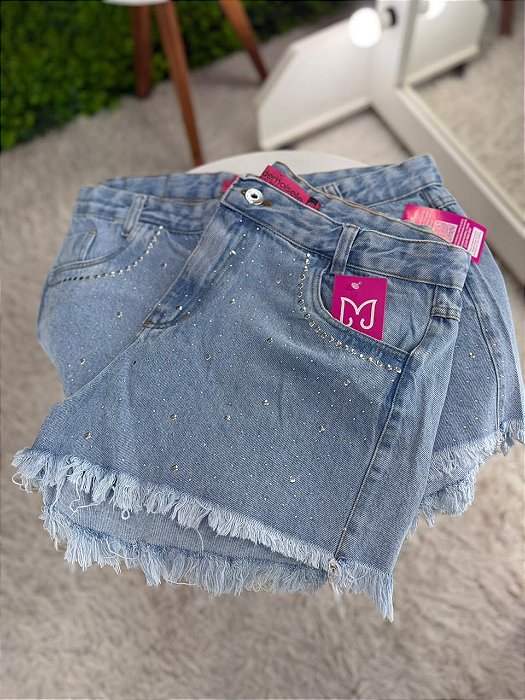 Short Jeans Feminino Plus Size Cós Alto Lavagem Clara Com Barra Desfiada e Aplicações de Strass- Sem Elastano