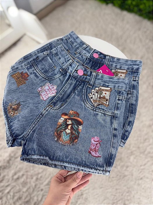 Short Jeans Boiadeira Cintura Alta Com Barra e Aplicações DTF | Lavagem Clara | Sem Elastano