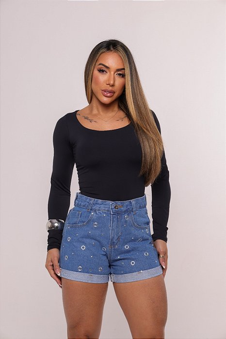 Short Jeans MOM Feminino Cintura Alta Lavagem Azul com Aplicações de Ilhós- Sem Elastano