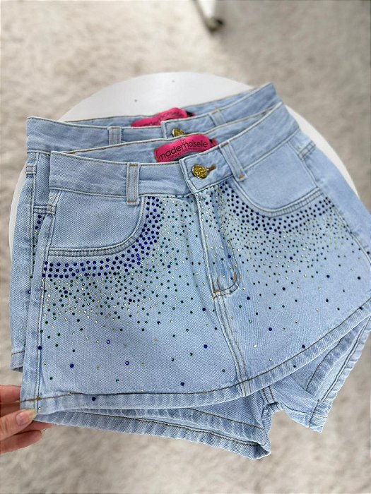 Short Saia Jeans Feminino Cintura Alta Lavagem Clara com Aplicações Strass Brasil- Sem Elastano