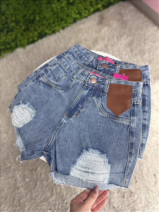 Short Jeans Feminino Destroyed 100% Algodão com Detalhes em Couro Sintético Slim e Plus Size - Sem Elastano