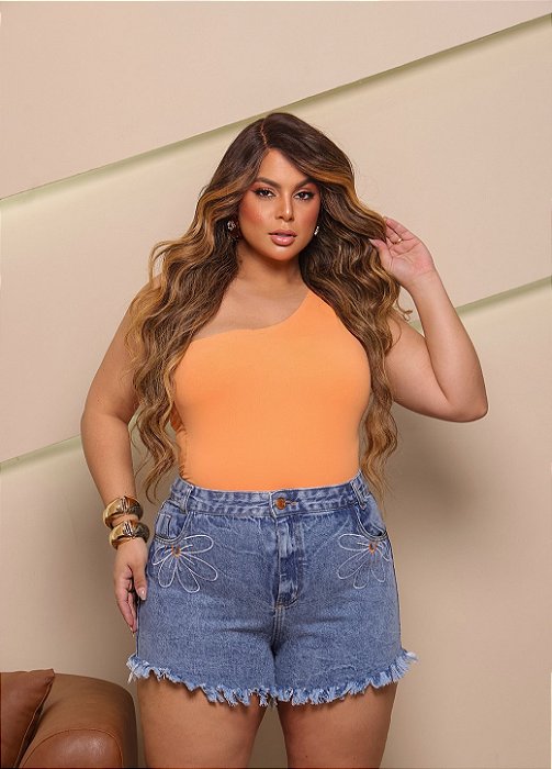 Short Jeans Plus Size Cintura Alta Com Barra Desfiada e Bordado de Margarida | Sem Elastano