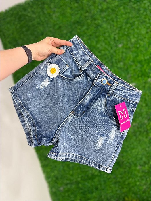 Short Jeans Feminino MOM Com Detalhe de Flor Bordada Cós Alto e Lavagem Clara | Sem Elastano