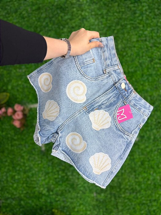 Short Jeans Cintura Alta Feminino Com Barra a Laser e Conchas em DTF| Lavagem Clara | Sem Elastano Moda Verão Blogueira