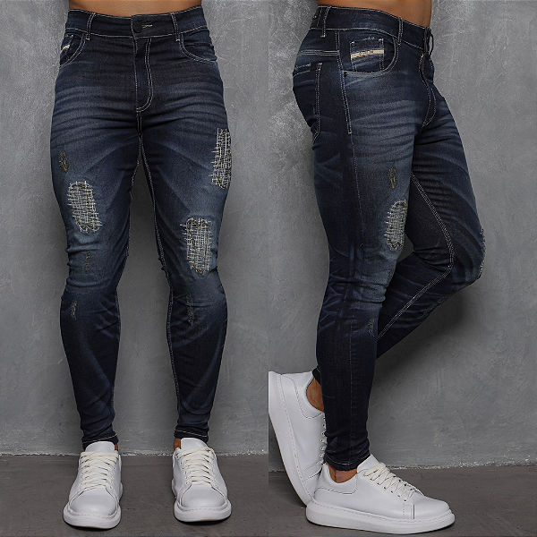 Calça com bordado na frente e acessórios