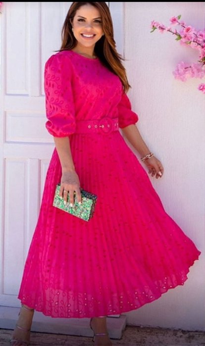 Vestido bordado em lese na cor Pink Midi Plissado marca D´vanelle