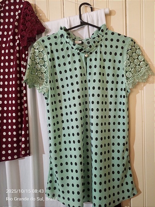 Blusinha poá feminina com renda