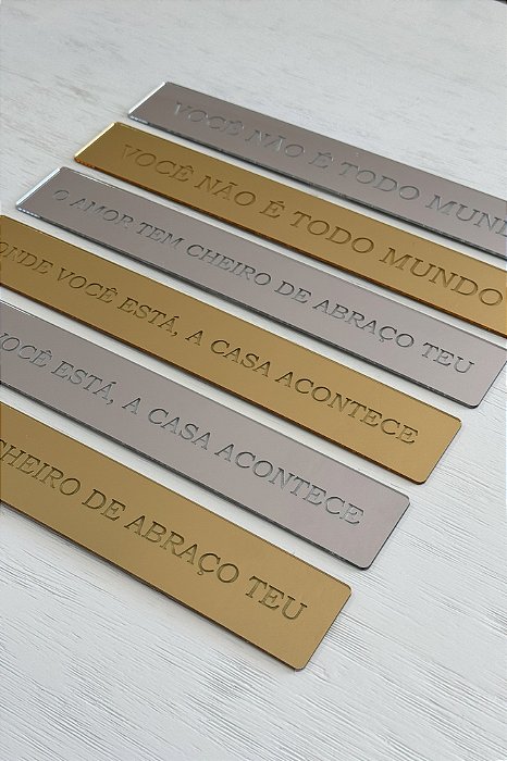 Kit 02 Placas Espelhadas - "Onde Você Está, A Casa Acontece." E "O Amor Tem Cheiro De Abraço Teu."
