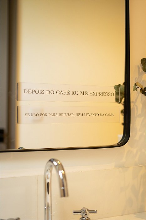 Kit 02 Placas Espelhadas - "Depois Do Café Eu Me Expresso." E "Se Não For Para Brilhar, Nem Levanto Da Cama."