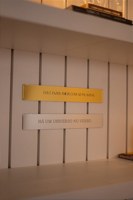 Kit 02 Placas Espelhadas - "Ler É Fazer Amor Com As Palavras." E "Há Um Universo No Verso."