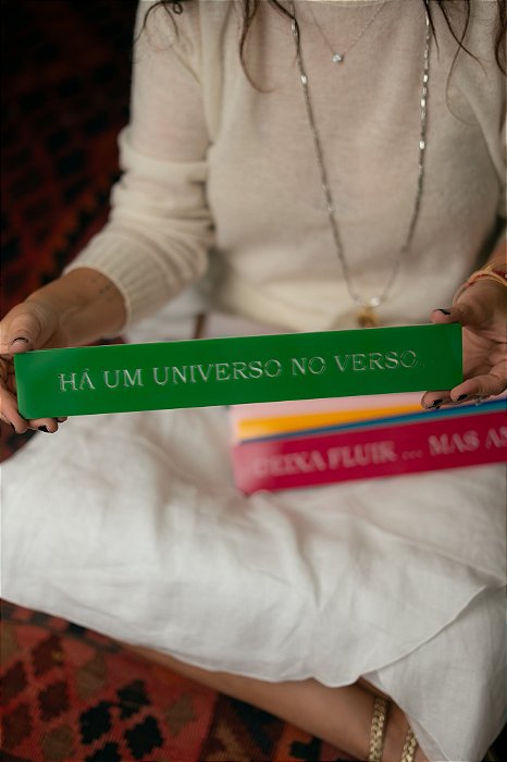 Plaquinha Colorida - Há Um Universo No Verso
