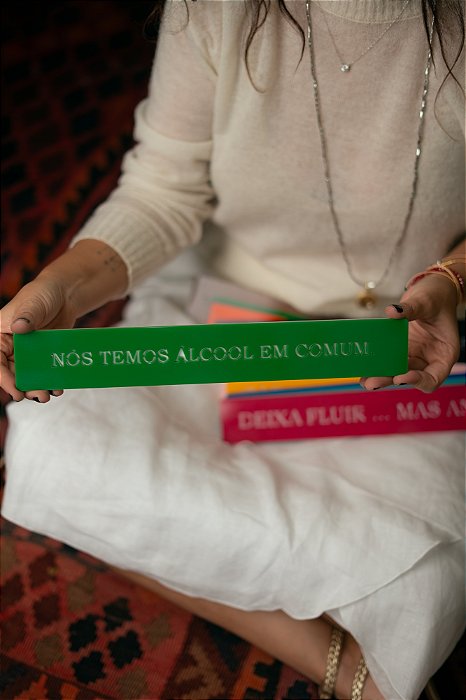 Plaquinha Colorida - Nós Temos Álcool Em Comum