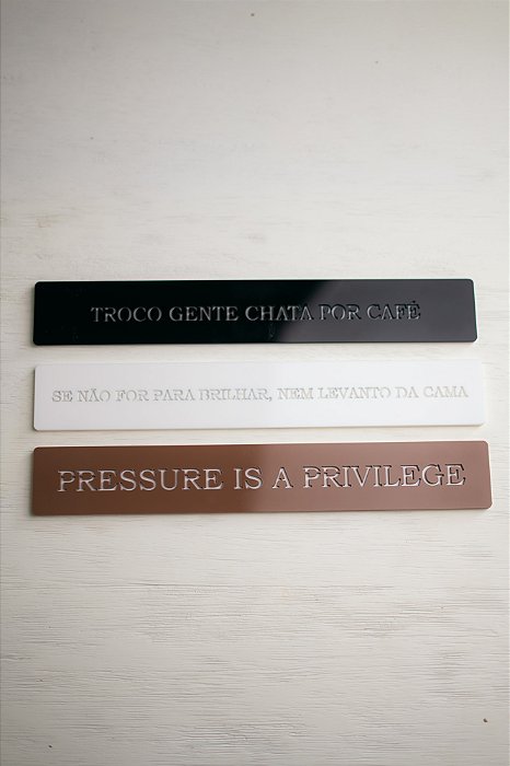 Kit 03 Placas Coloridas: Troco Gente Chata Por Café / Se Não For Para Brilhar, Nem Levanto da Cama / Pressure Is A Privilege