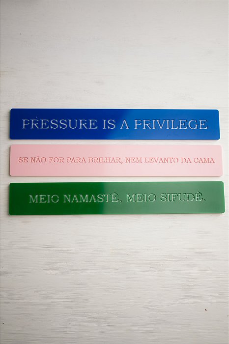 Kit 03 Placas Coloridas: Pressure Is A Privilege / Se Não For Para Brilhar, Nem Levanto da Cama / Meio Namâste, Sifudê