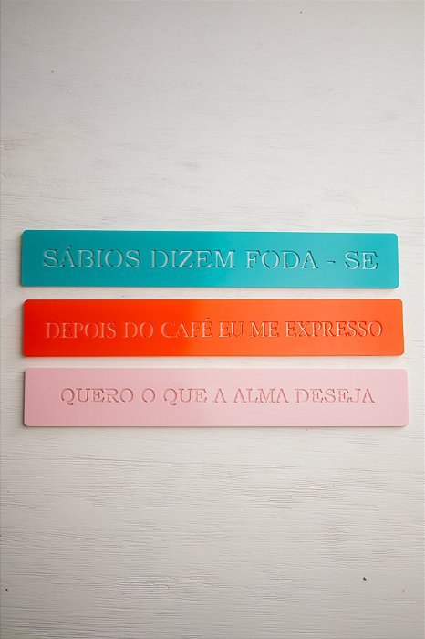 Kit 03 Placas Coloridas: Sábios Dizem Foda-se / Depois Do Café Eu Me Expresso / Quero O Que A Alma Deseja