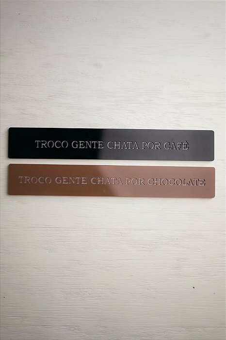 Kit 02 Placas Coloridas: "Troco Gente Chata Por Café." E "Troco Gente Chata Por Chocolate."