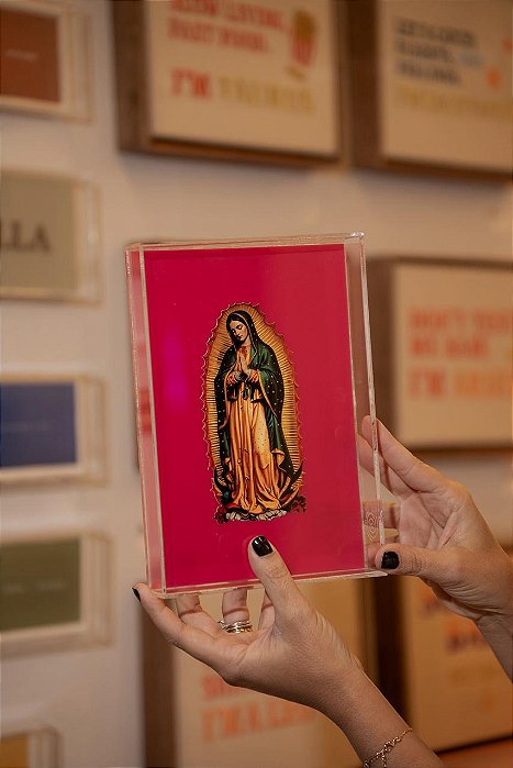 Quadro em Acrílico Fundo Rosa - Nossa Senhora de Guadalupe