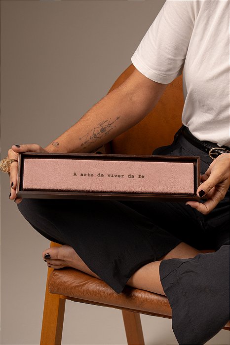 Quadro Régua em Camurça Rosa - A arte de viver da fé