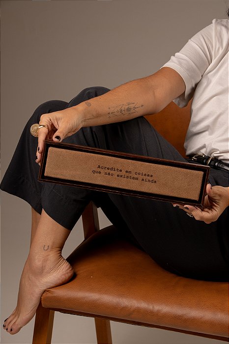 Quadro Régua em Camurça Bege - Acredite em coisas que não existem ainda