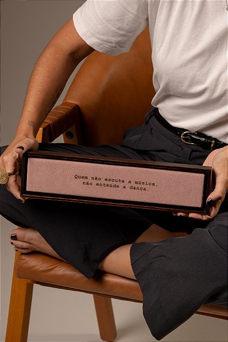 Quadro Régua em Camurça Rosa - Quem não escuta a música, não entende a dança