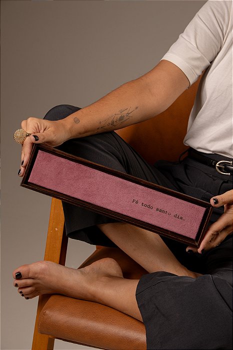 Quadro Régua em Camurça Roxa - Fé Todo Santo Dia