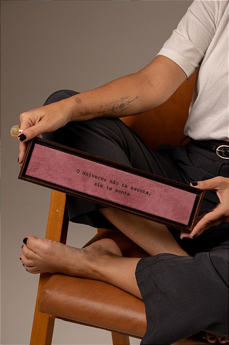 Quadro Régua em Camurça Roxa - O Universo não te escuta, ele te sente