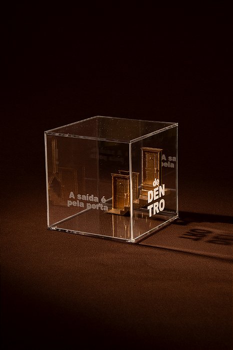Cubo Prata - A saída é pela porta de dentro.