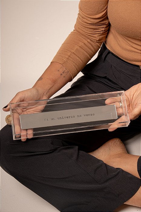 Placa Espelhada Prata no Acrílico - Há um Universo no verso