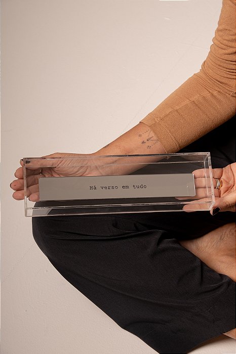 Placa Espelhada Prata no Acrílico - Há verso em tudo