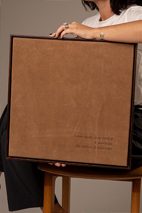 Quadro em Camurça Bege Maior - Nem tudo que arde é partida. Às vezes, é morada