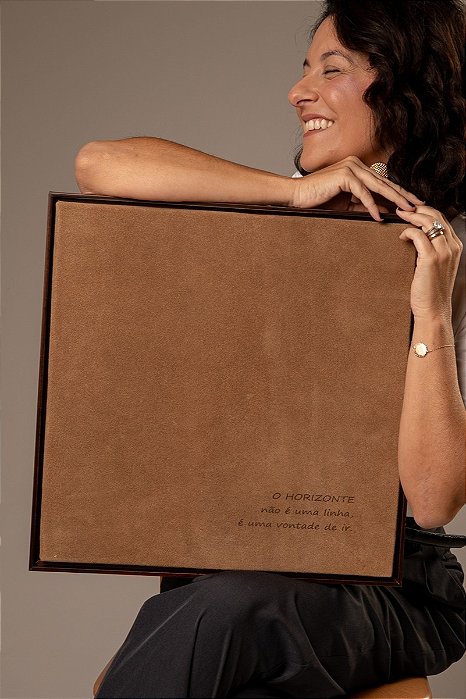 Quadro em Camurça Bege Maior - O Horizonte não é uma linha, é uma vontade de ir