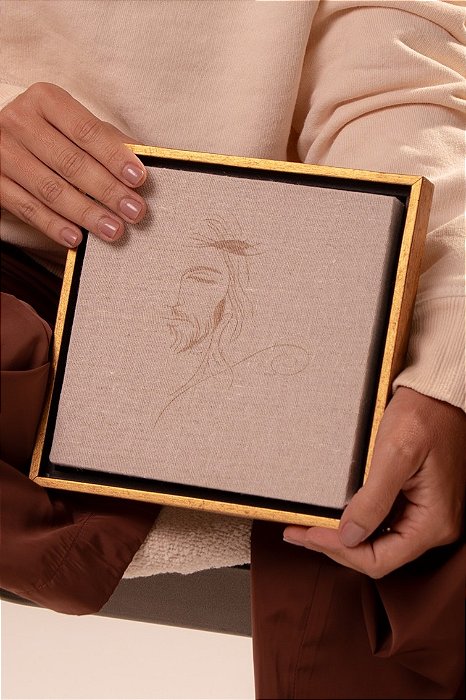 Quadro em Madeira Dourada - Face de Jesus no Linho