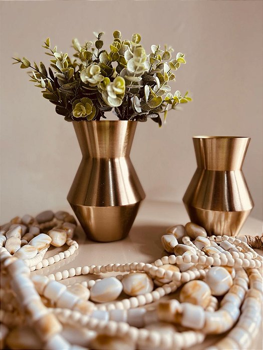 Vaso Metal Dourado Formato Geométrico.