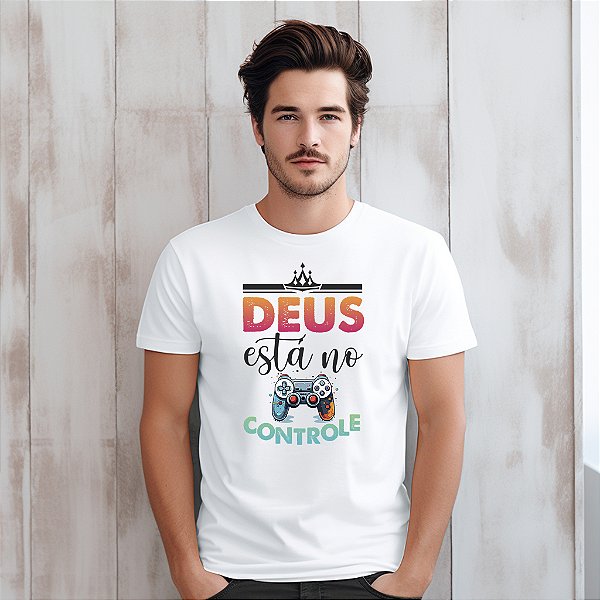 Camisetas personalizadas com imagem "Deus No Controle" com impressão de alta qualidade nos tamanhos P, M, G, GG e XG
