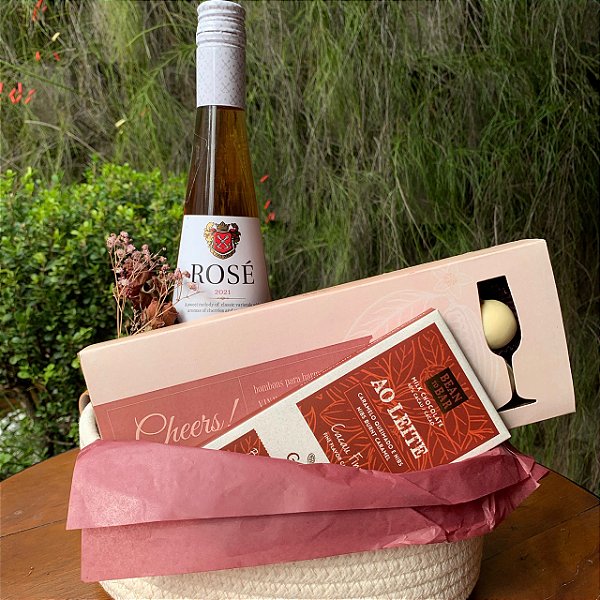 Cesta com Vinho Rosé e Chocolates