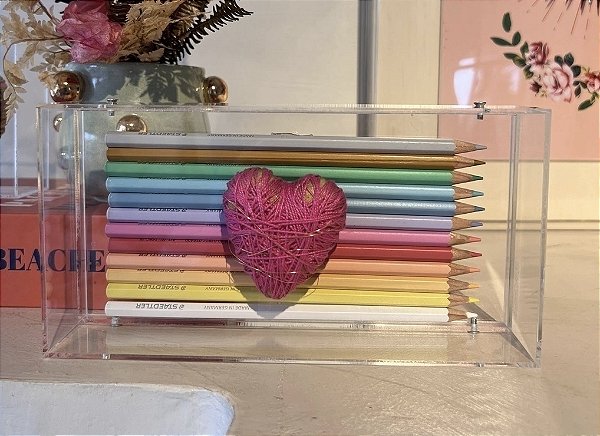 Caixa de Acrílico com Lápis de Cor e Coração Entrelaçado - 10cm x 20cm x 4cm