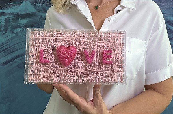 Caixa de Acrílico com Escultura Love - 26,5cm x 14cm
