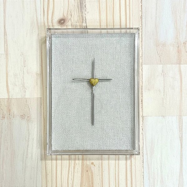 Quadro em Caixa de Acrílico Amor em Fio com Linho e Cruz Prata - 22cm x 16cm