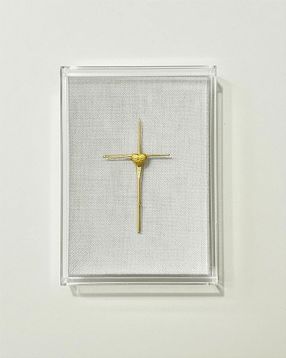 Quadro em Caixa de Acrílico Amor em Fio com Linho e Cruz Dourada - 22cm x 16cm