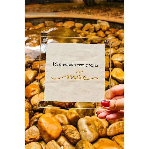 Quadro em Acrilico Bordado Meu Escudo tem Nome: Mãe - 15cm x 15cm